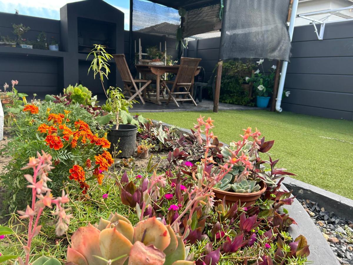 Cosy Family With Bbq Area And Stunning Patio Villa Kaapstad