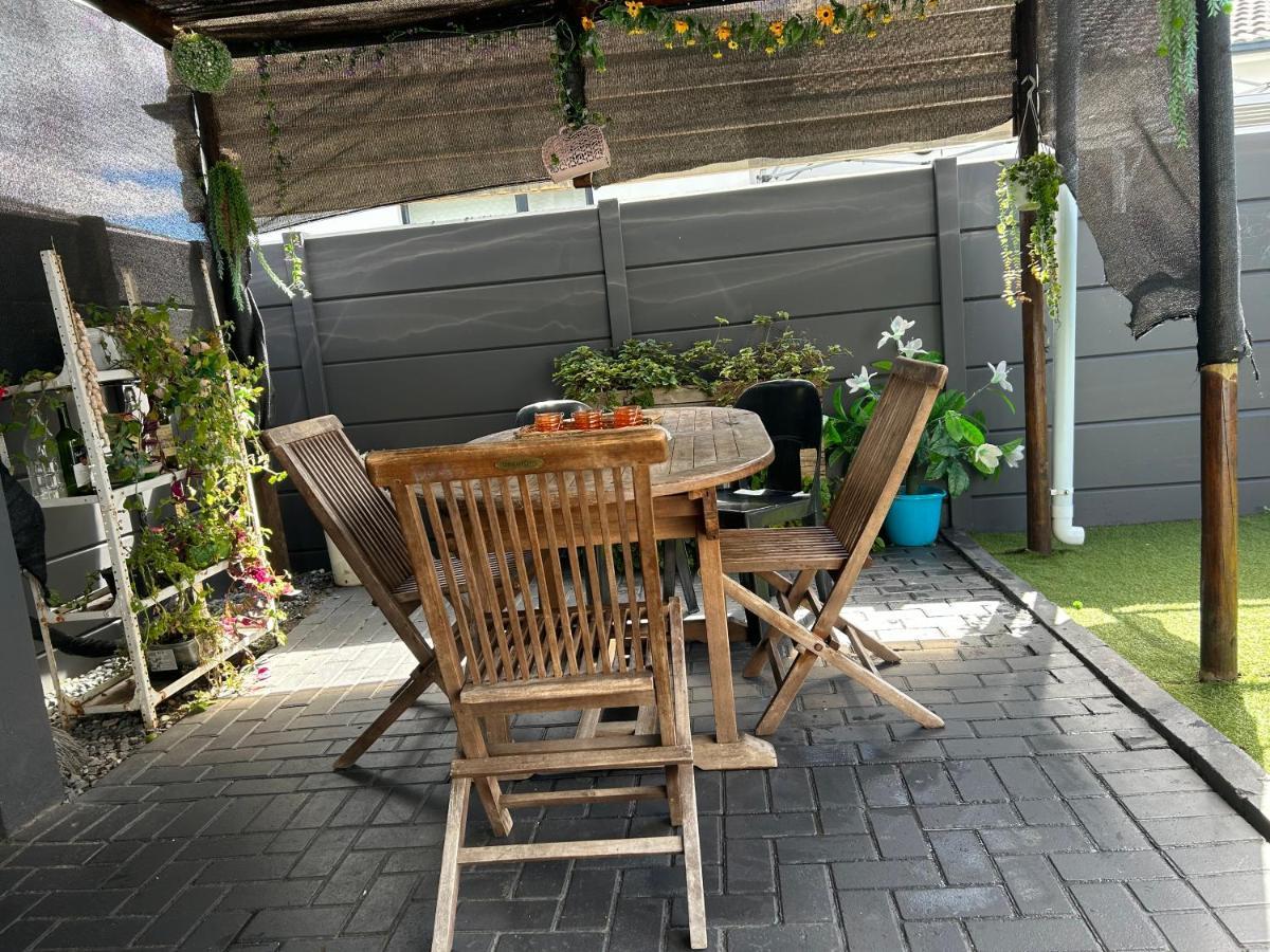 Cosy Family With Bbq Area And Stunning Patio Kaapstad
